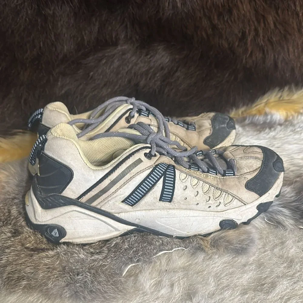 Vasque hiking shoes 9.5 (3950)